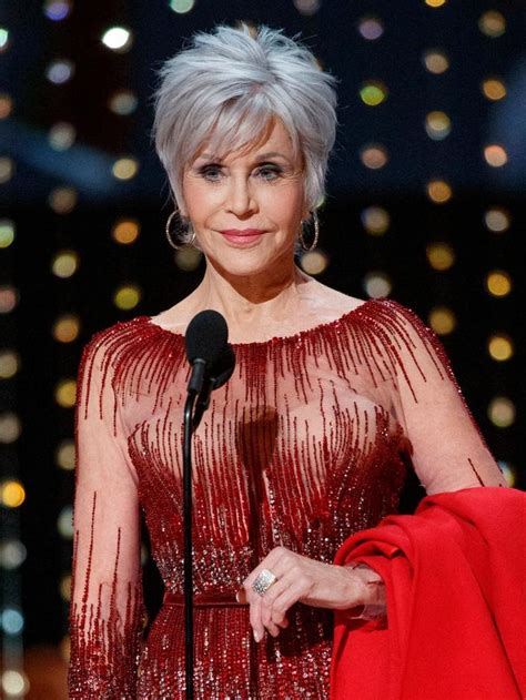 coupe courte jane fonda coiffure|Jane Fonda, étonnante et sublime avec sa coupe。